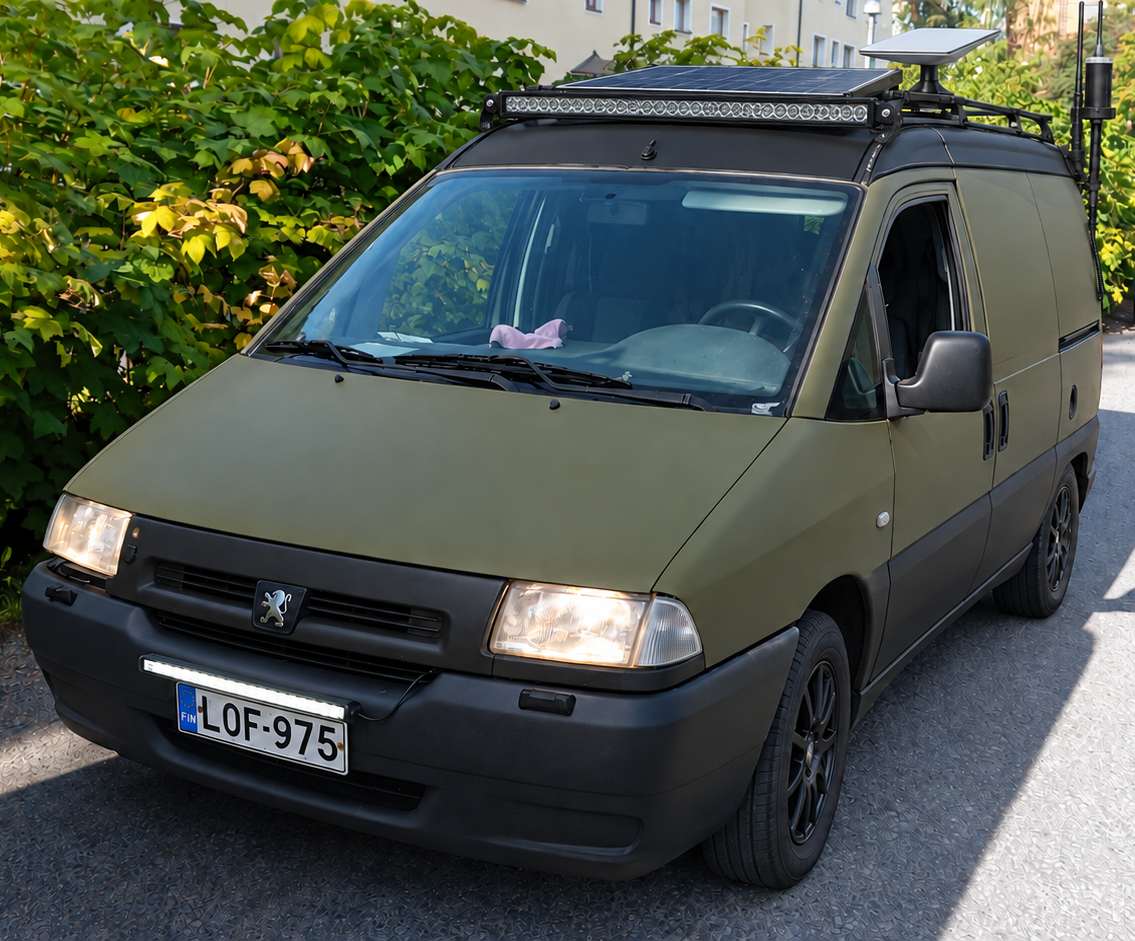 Автономний командний центр Peugeot Expert: Starlink, сонячна панель та антена RHA68